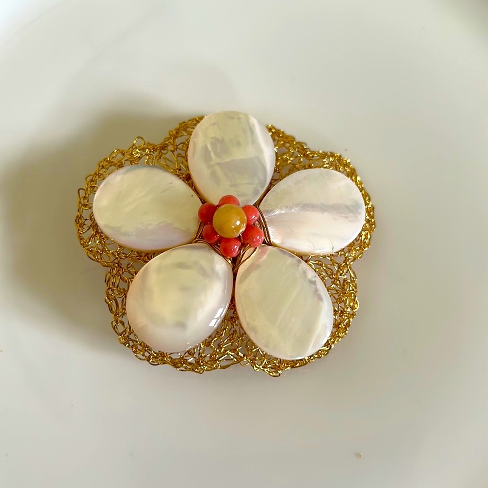Vintage Mother of Pearl & Gold Tone Wire Flower Pin
